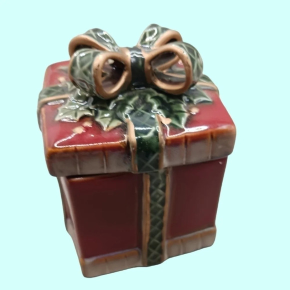 Ceramic canister a wrapped present 3d bow lid - Picture 2 of 10